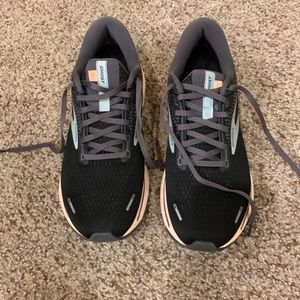 Ladies Brooks Ghost tennis shoes size 10.5